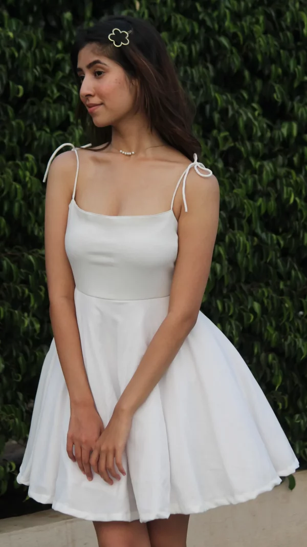 White Daisy - Image 2